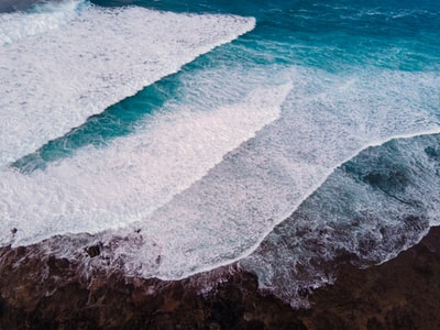 岸上的俯瞰海浪撞在白天
